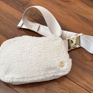 LULULEMON Everywhere Belt Bag in Fleece White Opal/Gold